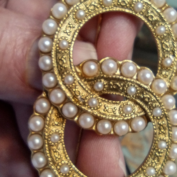 Double Circle Gold & Pearls Brooch - Picture 4 of 6